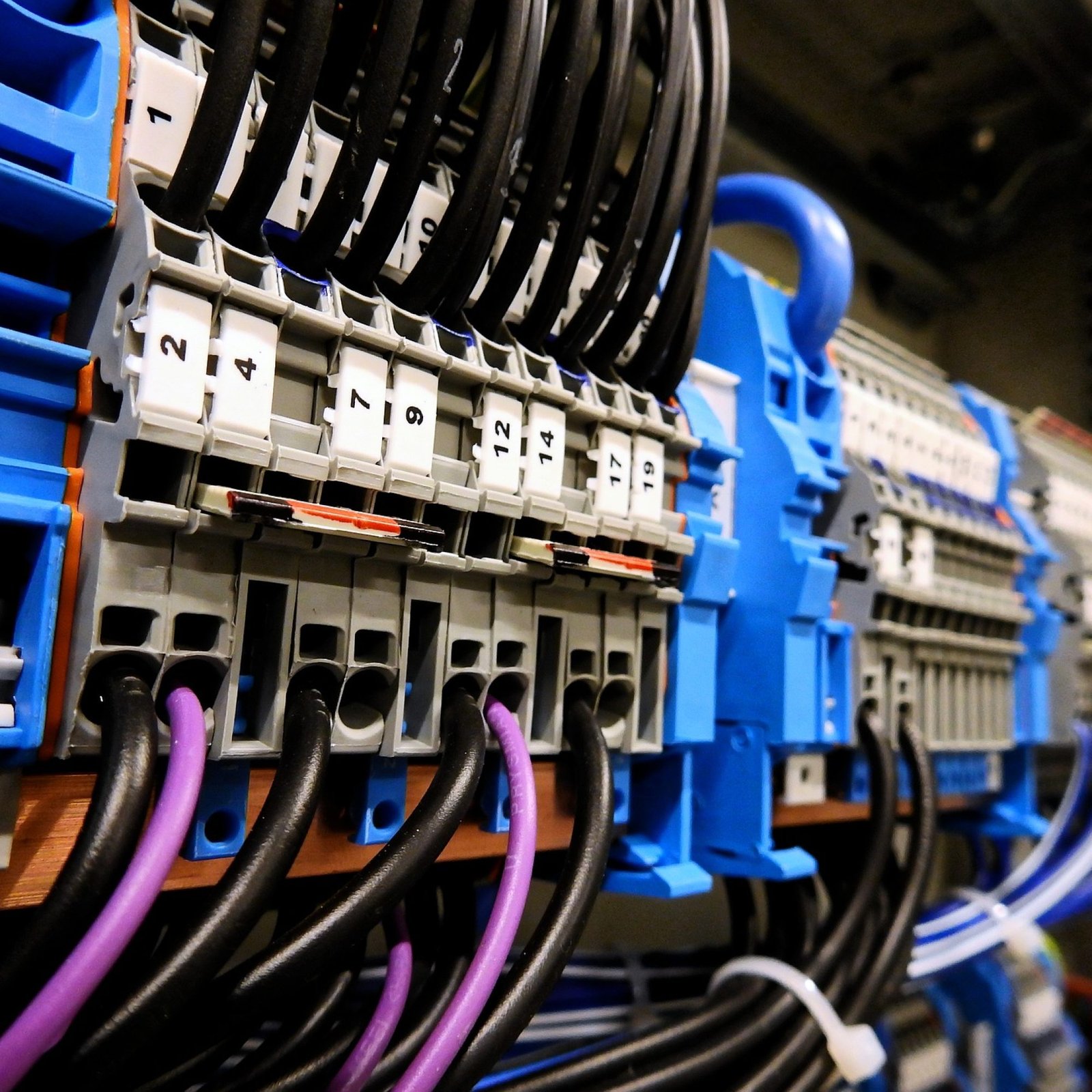 switchgear-2069785_1920